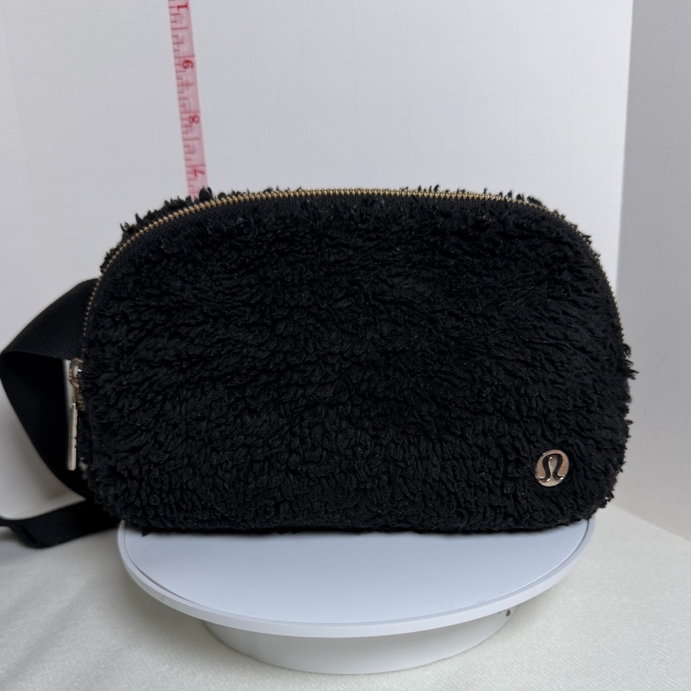 lululemon athletica Black Fleece Crossbody Bag